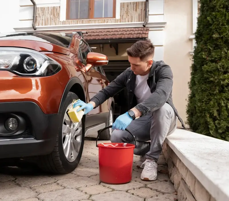 Lavage auto à domicile Toussus-le-Noble : professionnel intervenant sur un véhicule